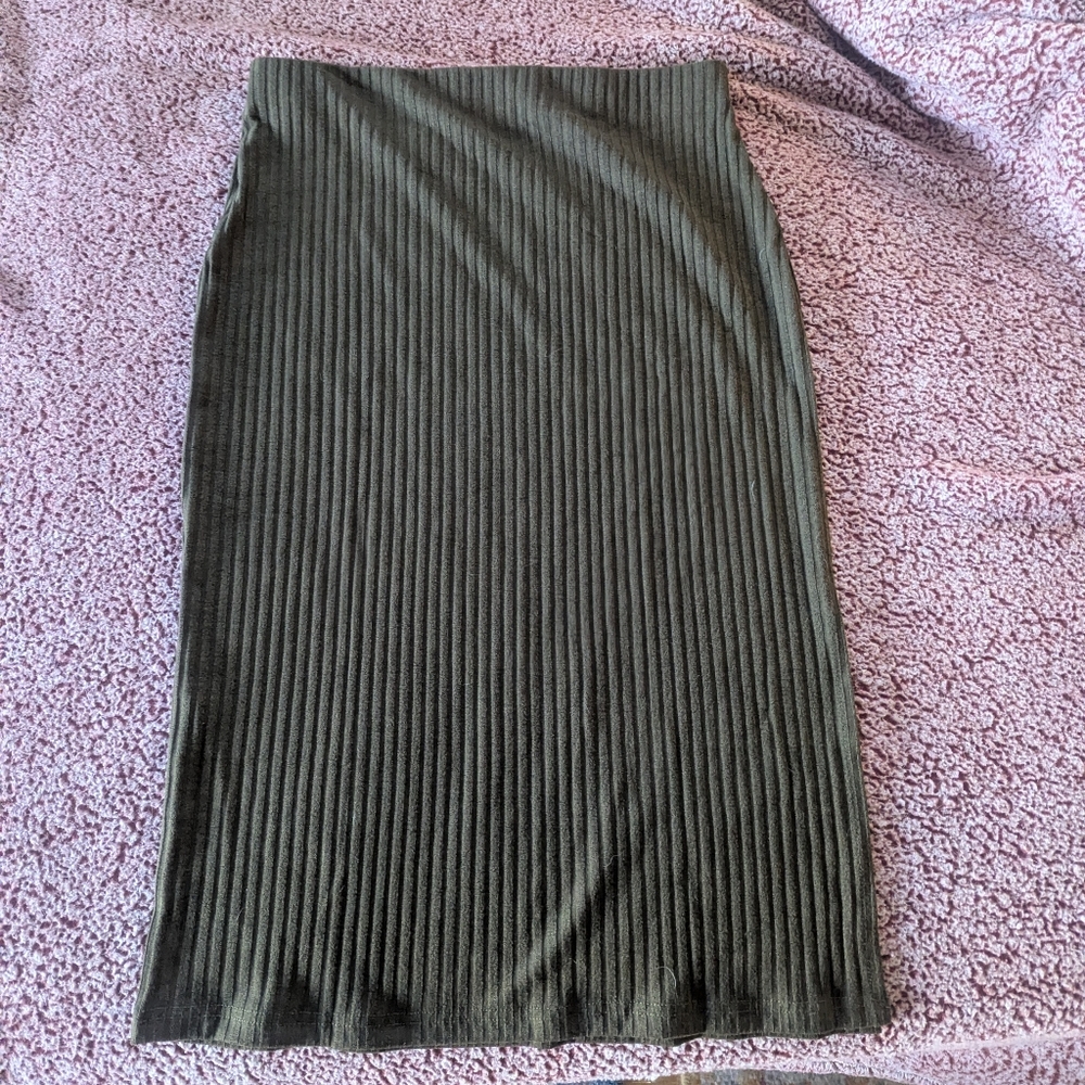 Green stretchy pencil skirt. Size XL. Never Worn.